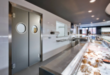 Маятникові двері: 5 причин встановити конструкцію у виробничому приміщенні