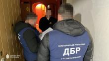 Посадовцю Рівненського ОТЦК, який брав хабарі навіть автомобілями, ДБР повідомило про підозру