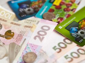 Готівка чи банківська картка: рекомендації для громадян України, які евакуюються за кордон