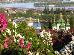 Перерахунок пенсій, зміна оподаткування, нові правила розмитнення - що чекає на українців у квітні