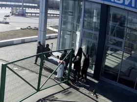 Військові злочини РФ: камера спостереження зафіксувала вбивство цивільних російськими солдатами (фото, відео)