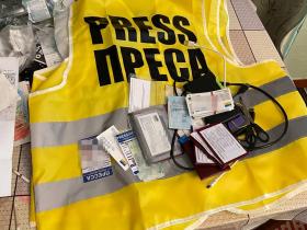 У Києві викрили шахрая, який виготовляв та збував підроблені журналістські посвідчення (фото, відео)