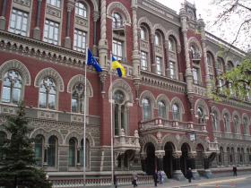 НБУ скасував обмеження на встановлення курсу та зменшив ліміт на зняття готівкової гривні за кордоном