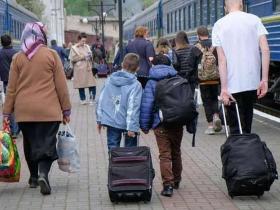 Українців, які виїхали за кордон, позбавлятимуть деяких соцвиплат