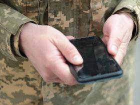Перевірка телефонів на блокпостах: чи мають право дивитись інформацію в телефоні та видаляти фото/відео?