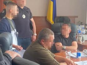 350 тисяч за виїзд закордон: на Київщині начальника військової райадміністрації та його радника затримали на хабарі