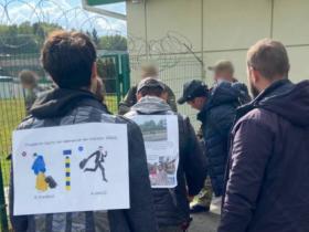 Студенти іноземних університетів, яких не випустили з України на навчання, виграли перші справи у судах