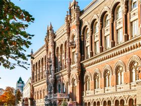 Придбання товарів за кордоном, відкриття рахунків військовими, тощо: НБУ пом'якшив валютні обмеження