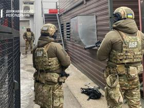 Кадровик бригади ТРО переводив бійців у тил за 75000 грн: його затримано ДБР