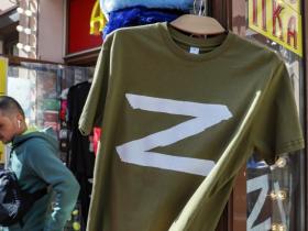 В Німеччині чоловіка, який носив футболку з символом "Z", суд зобов'язав перерахувати 1500 евро на допомогу Україні