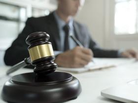 Адвокат може поєднувати функції захисту обвинуваченого та представництва цивільного відповідача