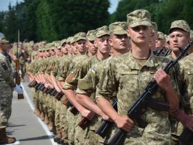  Хто з українців має право проходити військову службу лише за місце проживання?