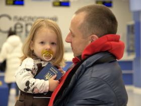Як оформити дитині український закордонний паспорт, якщо вона народилась за кордоном: коротка інструкція