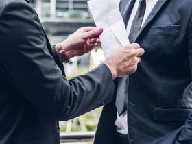 Зарплати у конвертах: податкова обіцяє велики штрафи роботодавцям