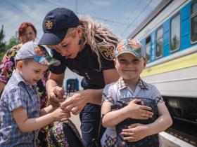 Безпечна евакуація батьків з дитиною - поради від Мінреінтеграції 