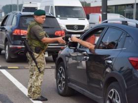 Виїзд дозволено: хто з чоловіків може залишити Україну під час дії воєнного стану?