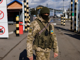 Військові можуть виїзджати за кордон під час дії воєнного стану: важливі деталі