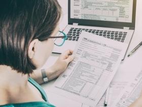 Які категорії пенсіонерів мають право на пільгу в розмірі 100% знижки на оплату послуг ЖКГ?