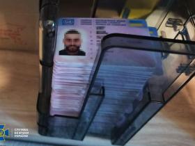 В Україні викрили підпільний «паспортний стіл», де виготовляли фальшиві документи