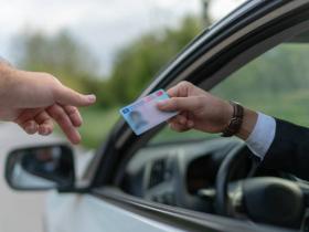 Позбавлення права керування транспортними засобами особі, яка немає водійських прав