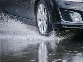 За забруднення пішохода брудом з калюж водія можна покарати: як це зробити?