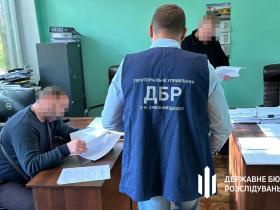 Правоохоронець та адвокат з Хмельниччини підробляли документи для ухилянтів: ДБР направили матеріали до суду