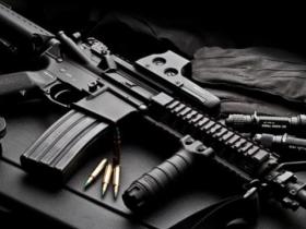 Українці повинні отримати право на захист себе, майна і країни зі зброєю в руках, але це має бути законодавчо врегульовано, - експерт