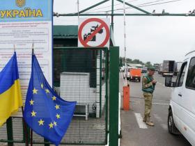 Шахраї в соцмережах пропонують українцям "допомогу" у виїзді за кордон - як не втратити кошти розповіли в Нацполіції