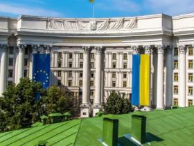 Обмеження на надання консульських послуг українським чоловікам за кордоном: у МЗС надали роз'яснення