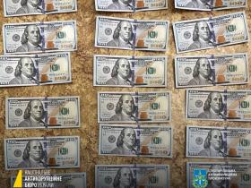 На Дніпропетровщині голову райсуду та посередника викрили на одержанні 2500 доларів хабаря