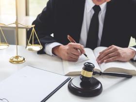  В Україні хочуть штрафувати за ототожнення адвоката з клієнтом