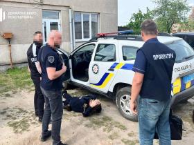 ДБР викрило правоохоронця, який відкривав фіктивні кримінальні справи на "ухилянтів" з метою уникнення мобілізації