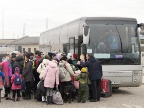 Сім'ї з дітьми з вразливих категорій, які евакуюються з прифронтових територій Харківщини і Сумщини, отримають 10 800 грн на одну особу