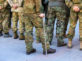 Який порядок звільнення з військової служби осіб з інвалідністю