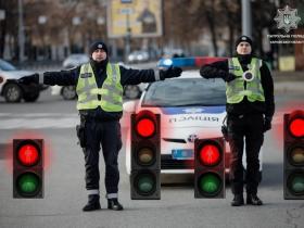 До уваги водіїв: як читати жести регулювальників на дорозі?