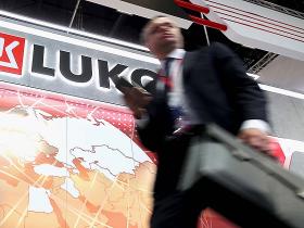 Словаччина погрожує припинити постачання пального в Україну через санкції проти російського "Лукойлу"