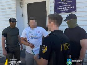 Організація незаконного виїзду чоловіків за кордон: адвокату та працівникам суду повідомлено підозри
