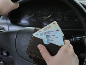 Українцям призовного віку за кордоном запровадили обмеження за неоновлення військових даних