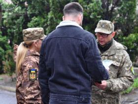 Юристи пояснили, чи може ТЦК видати повістку особі, що має бронь, але не проходила ВЛК