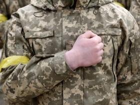 Звільнення зі служби у зв’язку зі смертю родича під час оборони Батьківщини: як держава дискримінує своїх громадян
