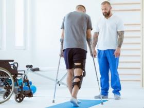 Допоміжні засоби реабілітації: у Мінсоцполітики розповіли хто може отримати їх безоплатно, куди звертатися і які документи потрібні