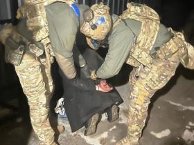СБУ та Нацполіція затримали рекетирів, які «вибивали» гроші з пораненого воїна ЗСУ та його дружини