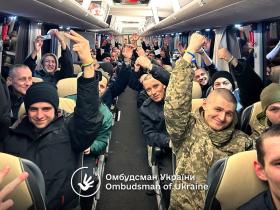 Напередодні Нового року 189 українських захисників повернулись додому із російського полону