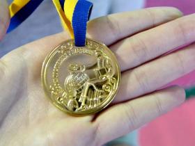 З 2025 року випускники й випускниці шкіл не отримуватимуть золоті й срібні медалі, виготовлені за державний кошт