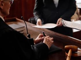 Відсутність захисника під час судового провадження - помилки, які призводять до скасування судового рішення