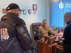Затримано інструктора відділення рекрутингу Мукачівського РТЦК та СП: він допомагав чоловікам тікати з військкомату