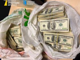 $6,4 млн, 630 тис. євро та 800 тис. грн - результат обшуків у справі "Чисте місто" щодо корупції у Київміськраді