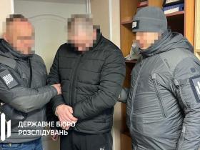 Посадовець військової частини збирав «данину» з підлеглих - його затримали працівники ДБР