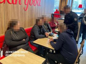 Викрито військового посадовця та підприємця, які за гроші пропонували відстрочку від служби - ДБР