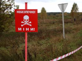 За три роки війни через російські вибухонебезпечні предмети загинули 355 цивільних українців, серед яких 18 дітей - Міноборони